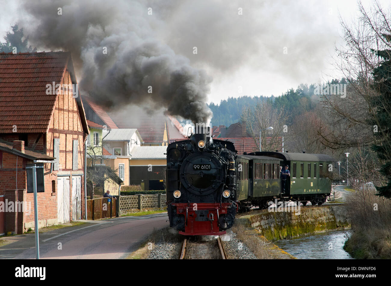 Harzer Schmalspurbahnen(HSB) Züge im Harz, Sachsen-Anhalt, Deutschland. Erbe am Strassberg (Harz) entlang der Straße trainieren. Stockfoto