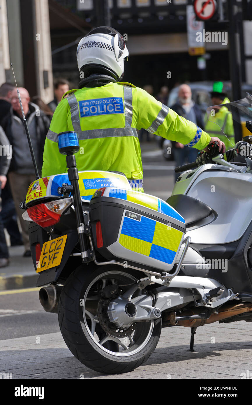 Ein Metropolitan Police tatenlos sein high-Power-Motorrad halten ein wachsames Auge auf den Verkehr, London, England, Vereinigtes Königreich. Stockfoto