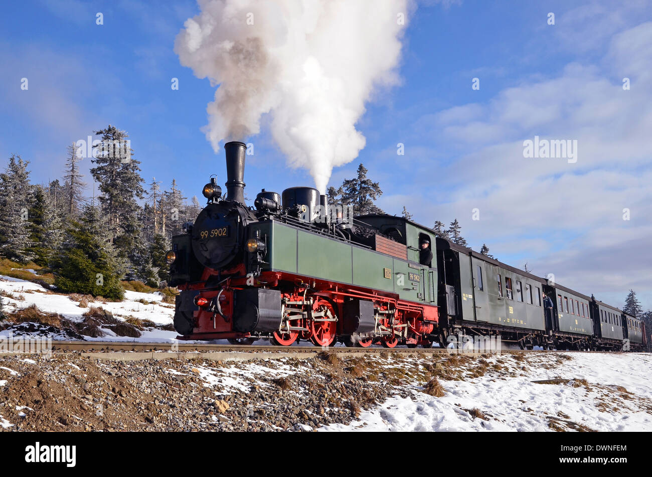 Harzer Schmalspurbahnen (HSB) Züge im Harz, Sachsen-Anhalt, Deutschland. Erbe am Goetheweg trainieren auf dem Brocken-Linie. Stockfoto