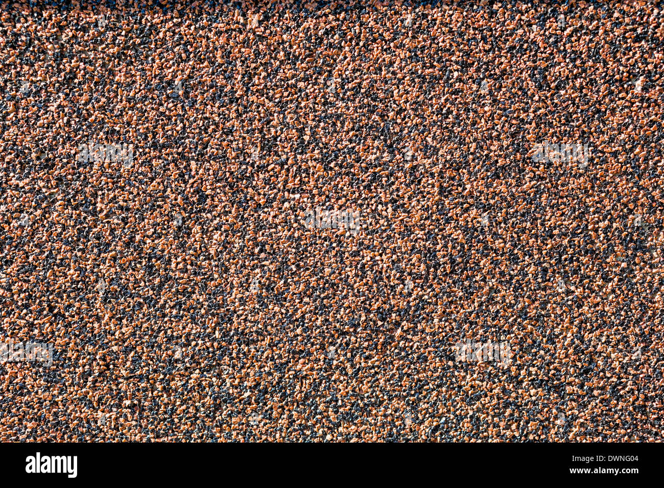 Winzige Kies Textur auf braune Beton Wand im sonnigen Tag Stockfoto