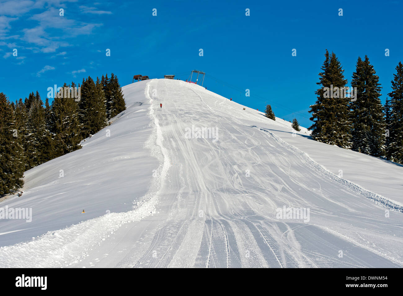 Leere Skipiste unter blauem Himmel, Rellerli Hugeli Skigebiet im Saanenland Bereich Schönried, Kanton Bern, Schweiz Stockfoto