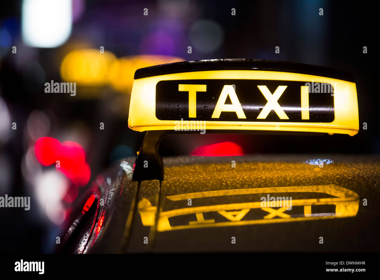 Taxi im Regen in der Nacht, Köln, Nordrhein-Westfalen, Deutschland Stockfoto