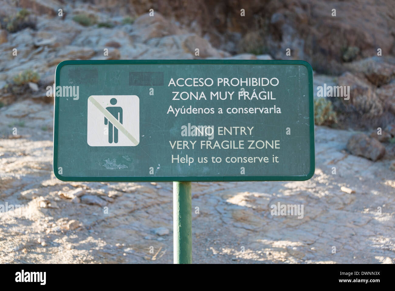 Zeichen in Spanisch und Englisch, "kein Eintrag, sehr empfindliche Zone, hilf uns zu bewahren," Llano de Uruanca Plateau, Parque Nacional de Stockfoto