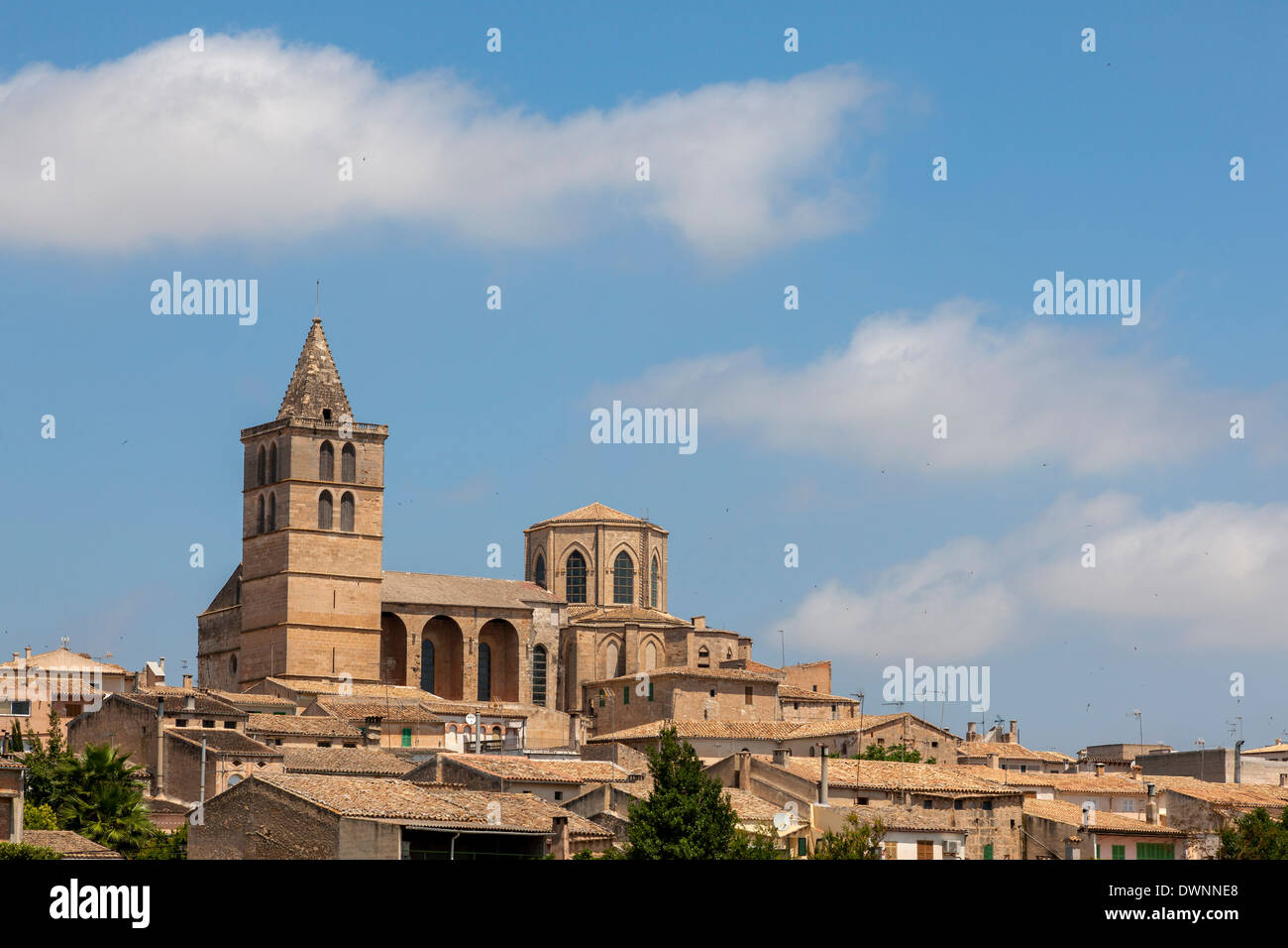 Blick auf die Stadt mit der Kirche Nuestra Senyora de Los Angeles, Sineu, Mallorca, Balearen, Spanien Stockfoto