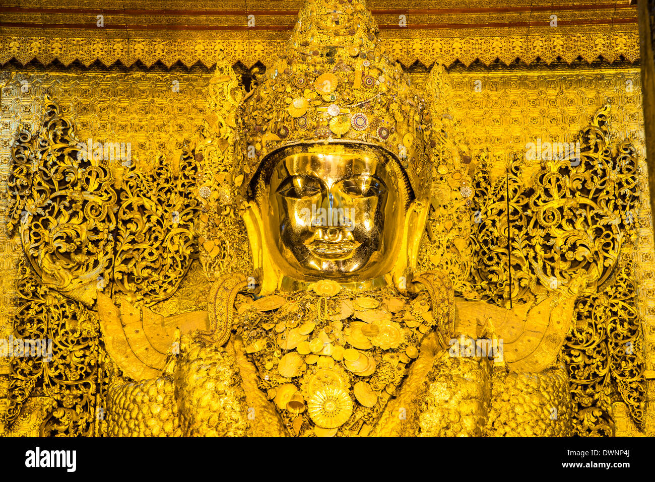 Golden sitzenden Buddha, Mahamuni, Mandalay, Mandalay-Division, Myanmar oder Burma Stockfoto