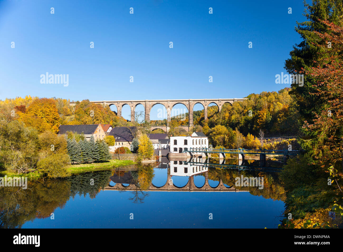 Göhren Eisenbahnviadukt mit Reflexionen in der Zwickauer Mulde Fluß, Göhren, Sachsen, Deutschland Stockfoto