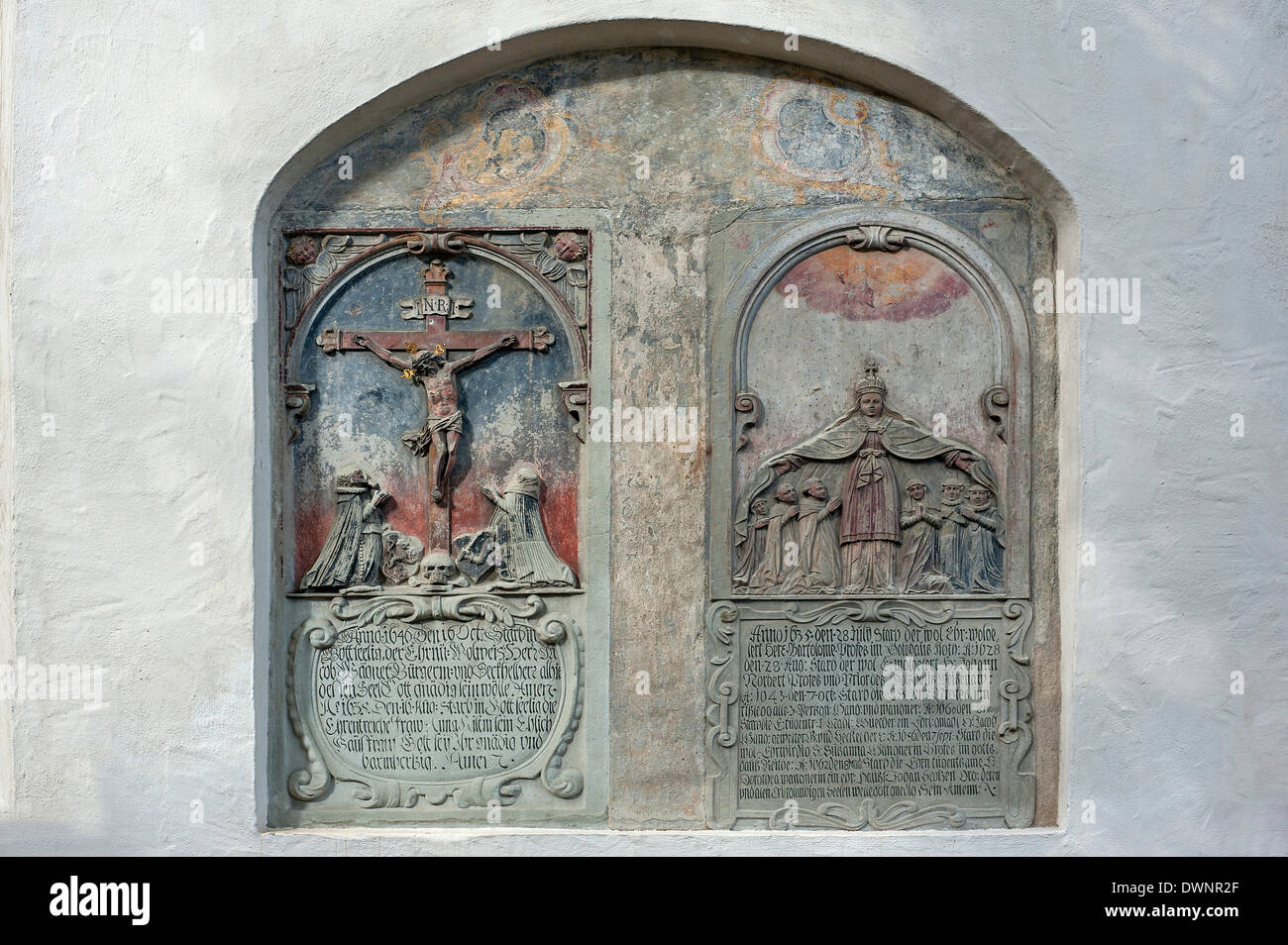 Religiöse Reliefplatten am St.-Martins Kirche, Wangen, Allgäu, Bayern, Deutschland. Stockfoto