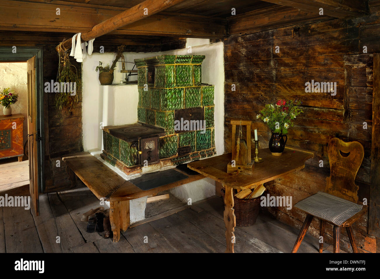Wohnzimmer mit einem Kachelofen im Markus Wasmeier Bauernhof und Wintersportmuseum, Schliersee, Upper Bavaria, Bavaria, Germany Stockfoto