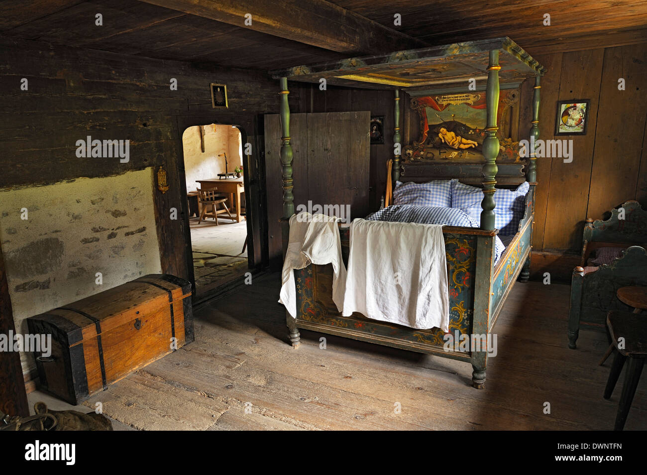 Schlafgemach im Markus Wasmeier Bauernhof und Wintersportmuseum Schliersee, Upper Bavaria, Bayern, Deutschland Stockfoto