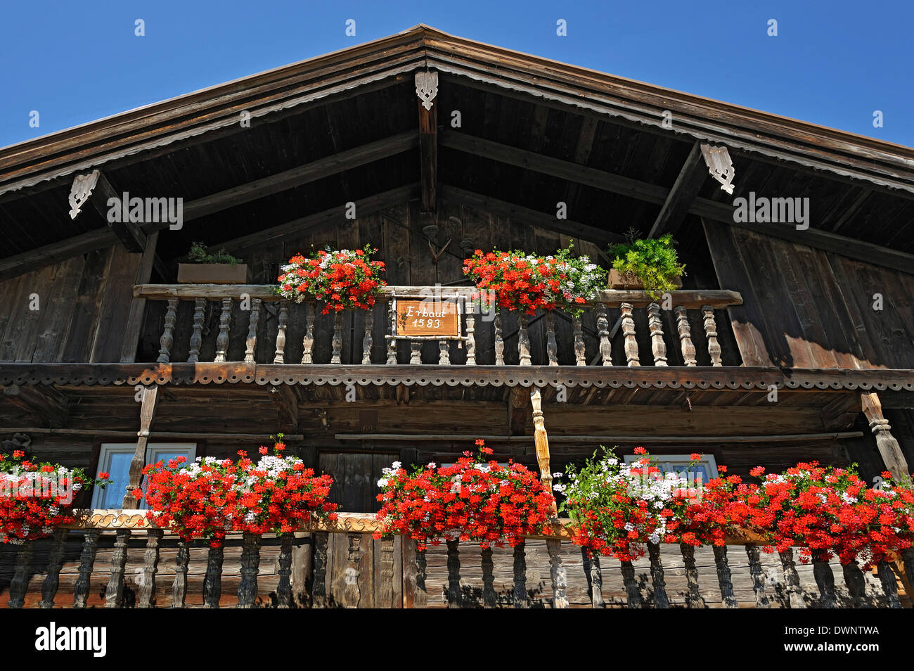 Bauernhof von 1583, Balkon mit Geranien, Aying, Upper Bavaria, Bavaria, Germany Stockfoto