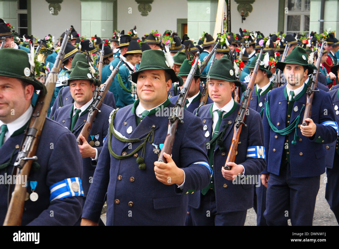 Mitglieder der Bayerischen Schützenverein in ein Kostüm parade mit geschultert Gewehre, Benediktbeuern, Bayern, Deutschland Stockfoto