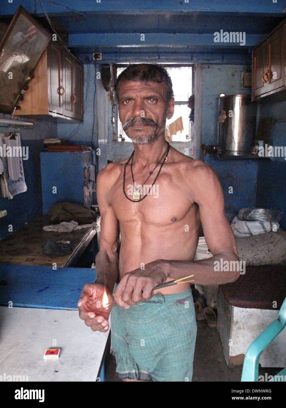 Straßen von Kalkutta. Hinduistische Gebet, verbrennt Man Räucherstäbchen, 25. Januar 2009. Stockfoto