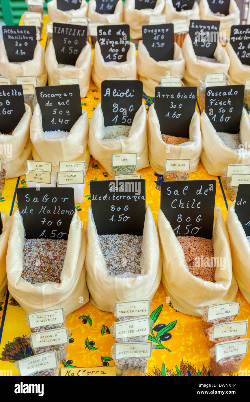 Verkauf von Salz und Gewürzen auf dem Bauernmarkt in Sineu, Mallorca, Balearen, Spanien Stockfoto