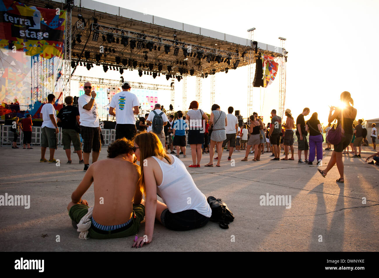 Festival-Besucher warten auf den nächsten musikalischen Akt auf Terraneo Festival in Šibenik, Kroatien Stockfoto