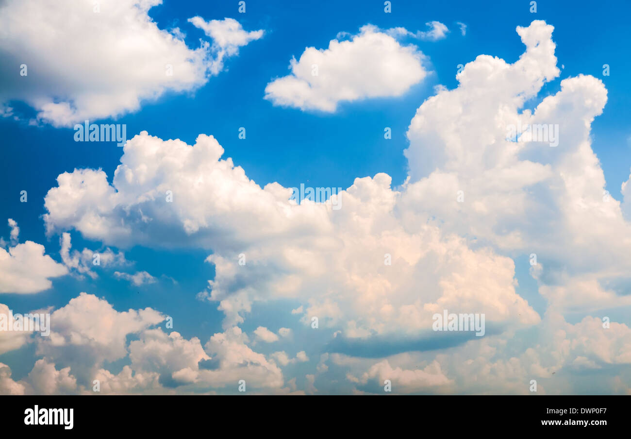 Sehen Sie sich auf Wolken im blauen Himmelshintergrund Stockfoto