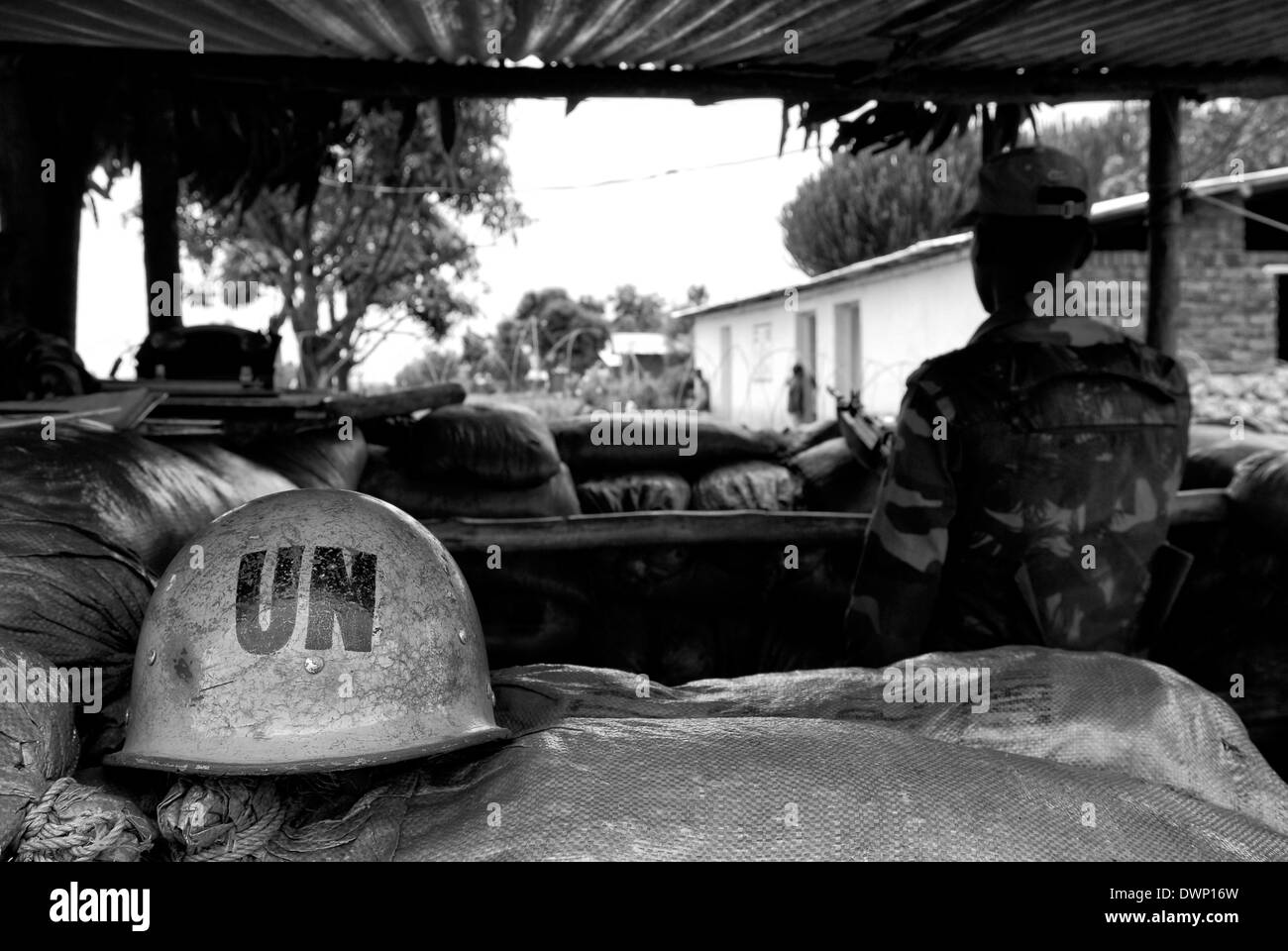 UN-Friedenstruppe aus Indien im Dienst von MONUSCO eine Friedenstruppe der Vereinten Nationen steht in einer Einheitsposition in der Provinz Nord-Kivu in der Demokratischen Republik Kongo, Afrika, auf der Wache Stockfoto