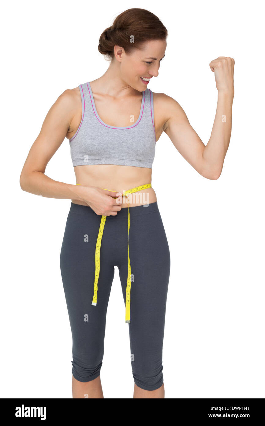 Fit Woman messen Taille während Muskeln Stockfoto