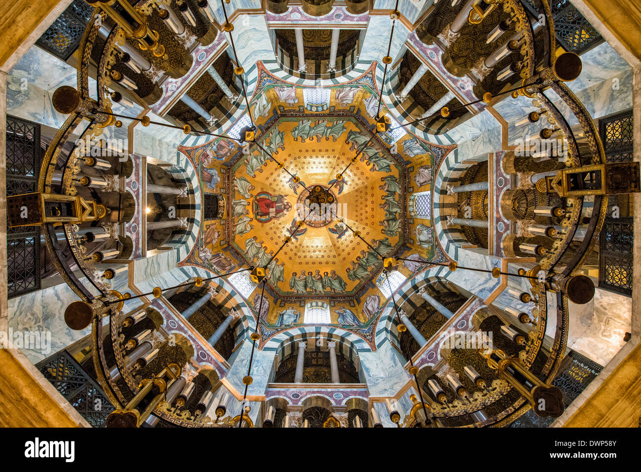 Aachener Dom-Kuppel und Barbarossas Kronleuchter, Aachen, Nord Rhein Westfalen, Deutschland, UNESCO-Weltkulturerbe Stockfoto