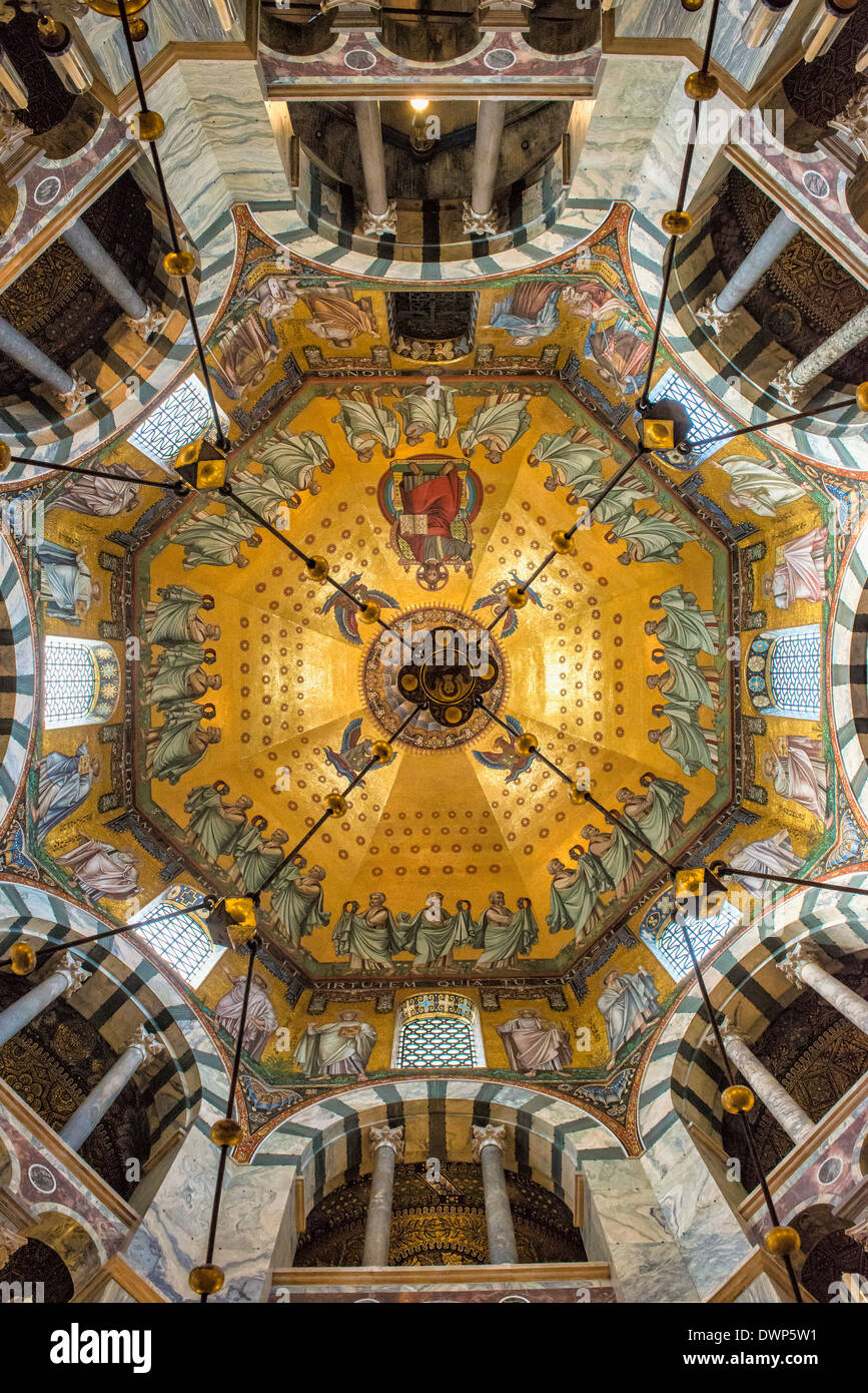 Aachener Dom-Kuppel und Barbarossas Kronleuchter, Aachen, Nord Rhein Westfalen, Deutschland, UNESCO-Weltkulturerbe Stockfoto