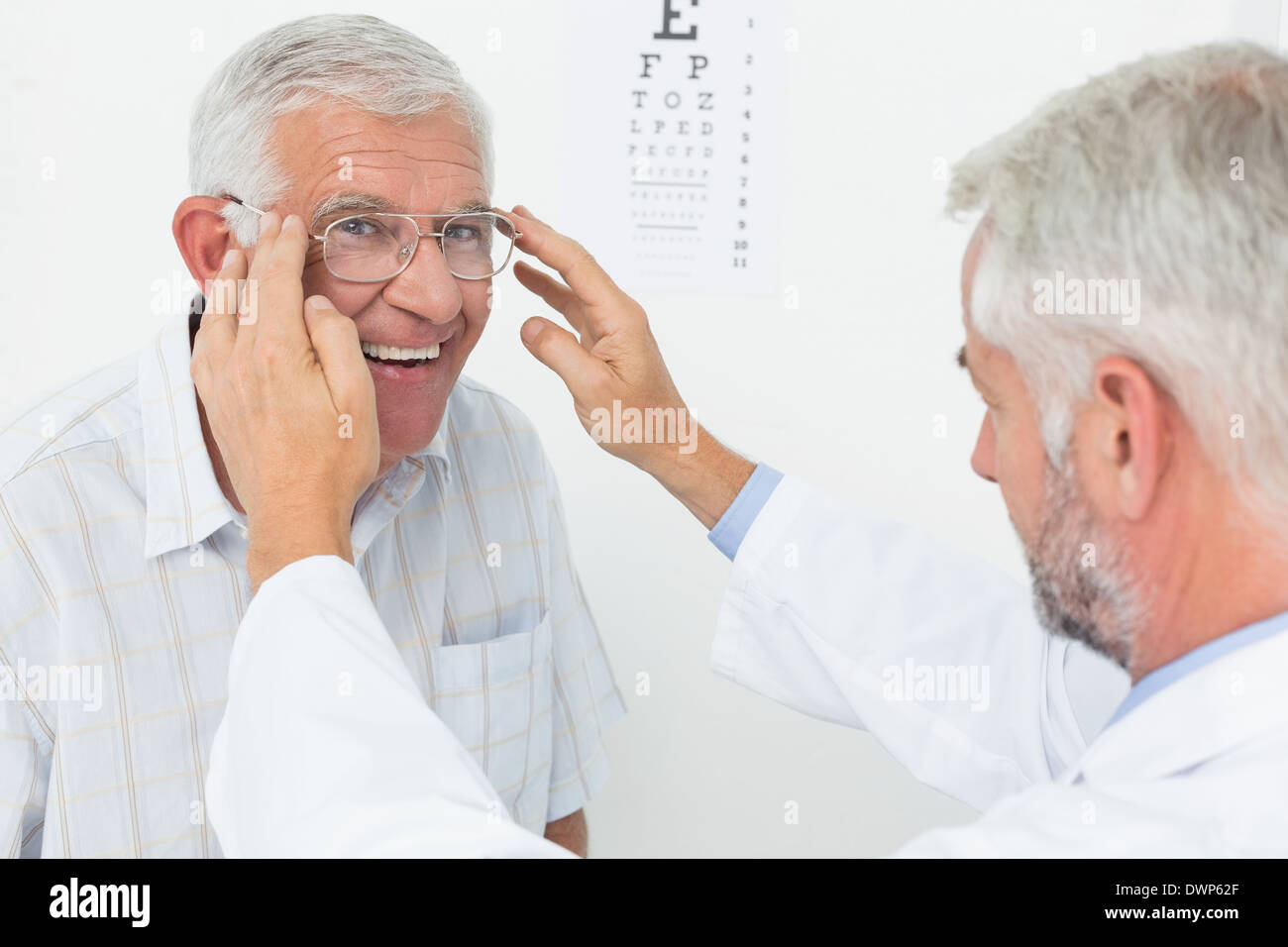 Elderly man with glasses doctor Fotos und Bildmaterial in hoher Auflösung Alamy