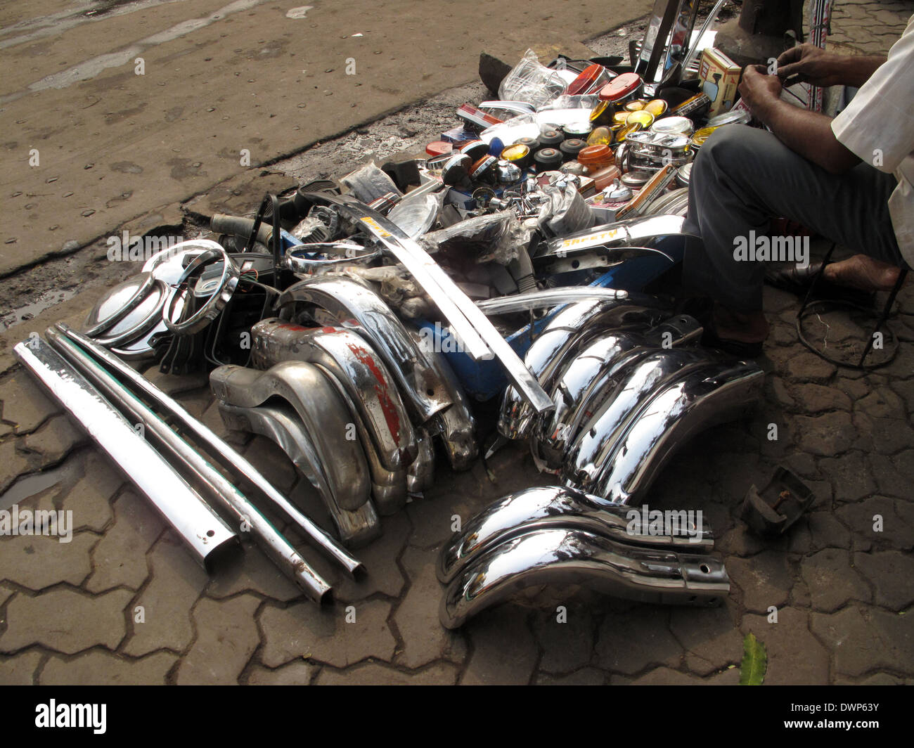 Verkauf von Autoteilen auf der Straße, Kolkata, Indien Stockfoto
