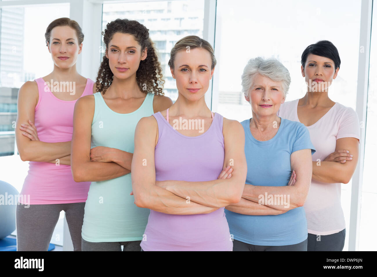 Selbstbewusste Frauen mit verschränkten in Yoga-Kurs Stockfoto