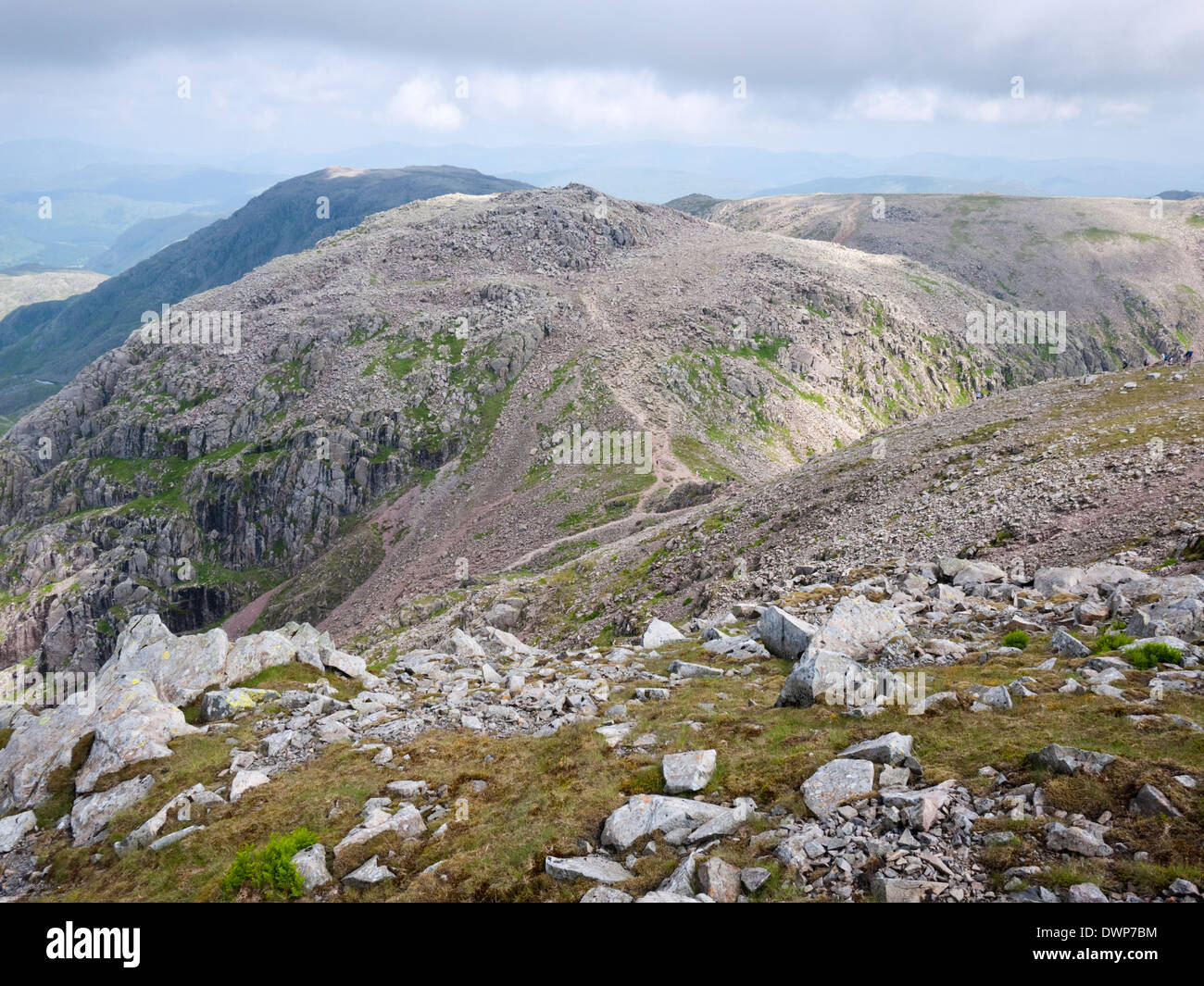 Blick vom Berg Scafell Pike, England, auf breiten Klippe und große Ende in The Lake District, Cumbria Stockfoto