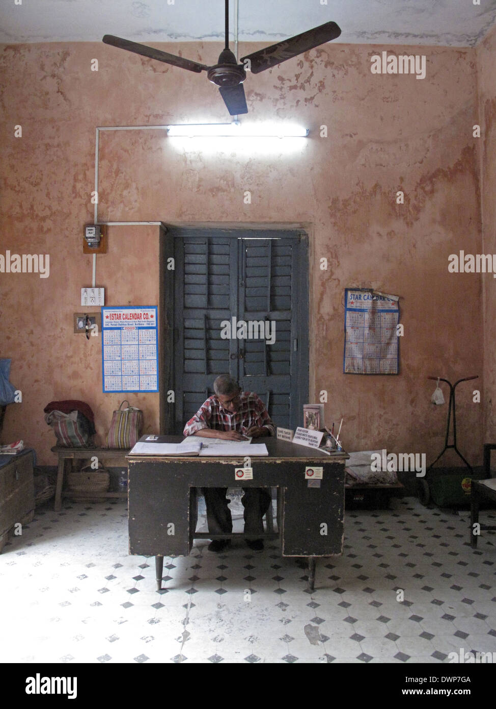Schreiber sitzt an seinem Schreibtisch im Büro am 27. Januar 2009 in Kolkata, Westbengalen, Indien. Stockfoto