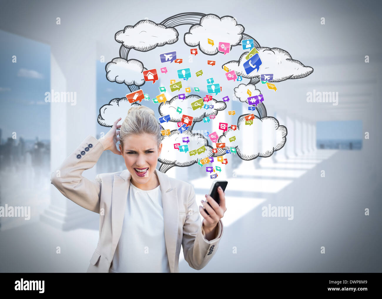 Wütend Geschäftsfrau hält Smartphone mit Cloud-computing-Grafik Stockfoto