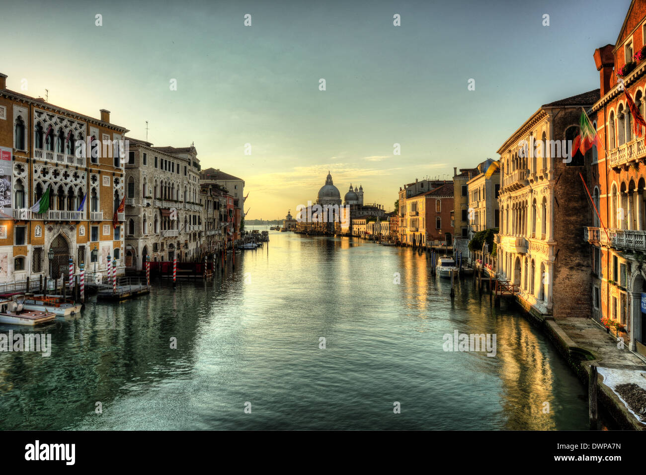 Canal Grande in Venedig - Santa Maria Della Salute Kirche für Gesundheit in der Abenddämmerung Dämmerung am Canal Grande-Venedig-Italien Stockfoto