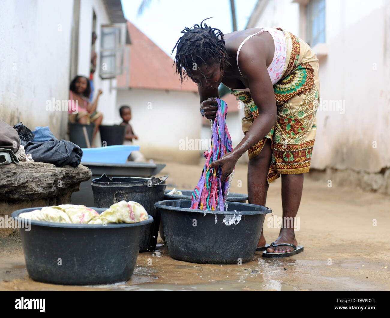 Maputo, Mosambik. 27. Februar 2013. Regina, eine junge Frau aus Mosambik wird die Wäsche in Maputo, Mosambik, 27. Februar 2013. Foto: Britta Pedersen - kein Draht-SERVICE-/ Dpa/Alamy Live News Stockfoto