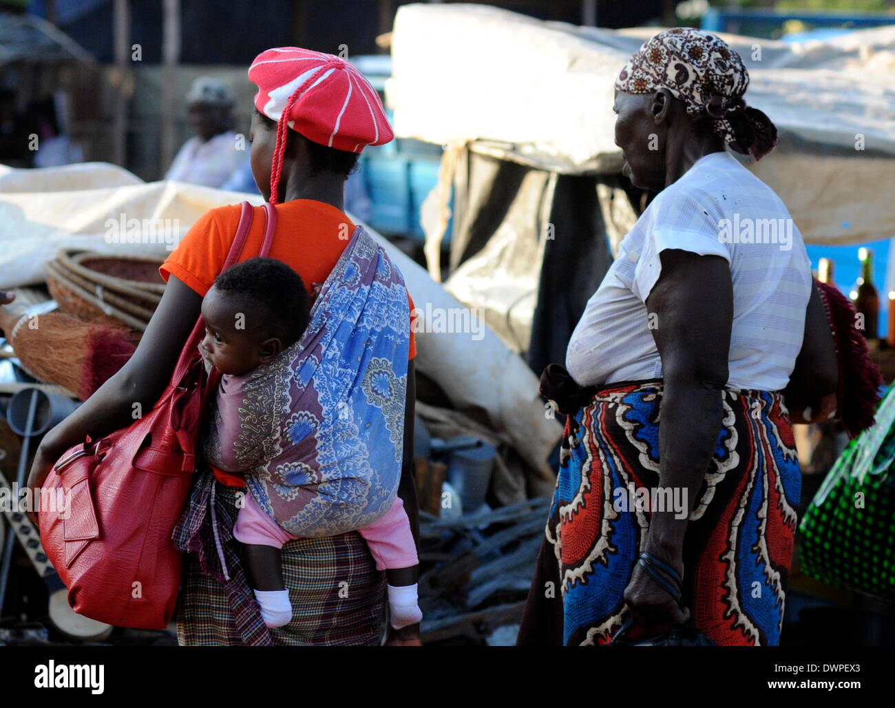 Xai-Xai, Mosambik. 2. März 2013. Eine alltägliche Straßenbild in Xai-Xai, Mosambik, 2. März 2013. Frauen tragen ihre Einkäufe und ein Baby. Foto: Britta Pedersen - kein Draht-SERVICE-/ Dpa/Alamy Live News Stockfoto