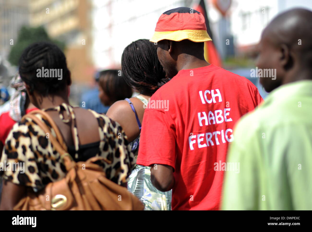 Die so genannte "Madgermanes" (verrückten deutschen) zeigen in Maputo, Mosambik, 14. August 2013. Die ehemaligen Gastarbeiter in der DDR haben in der Hauptstadt von Mosambik jeden Mittwoch um 11:00 seit den letzten 20 Jahren protestieren. Nach Mosambik 1975 unabhängig wurde, arbeitete Zehntausende Thousdands Menschen in der DDR. Sie erhalten 40 Prozent des Lohnes auf einmal, während 60 Prozent ging der Staat Mosambik zu tilgen Schulden mit dem Versprechen, die das Geld für die Arbeitnehmer bei ihrer Rückkehr bezahlt werden würde. Die Madgermanes warten immer noch auf ihre 60 Prozent. Foto: Britta Peders Stockfoto