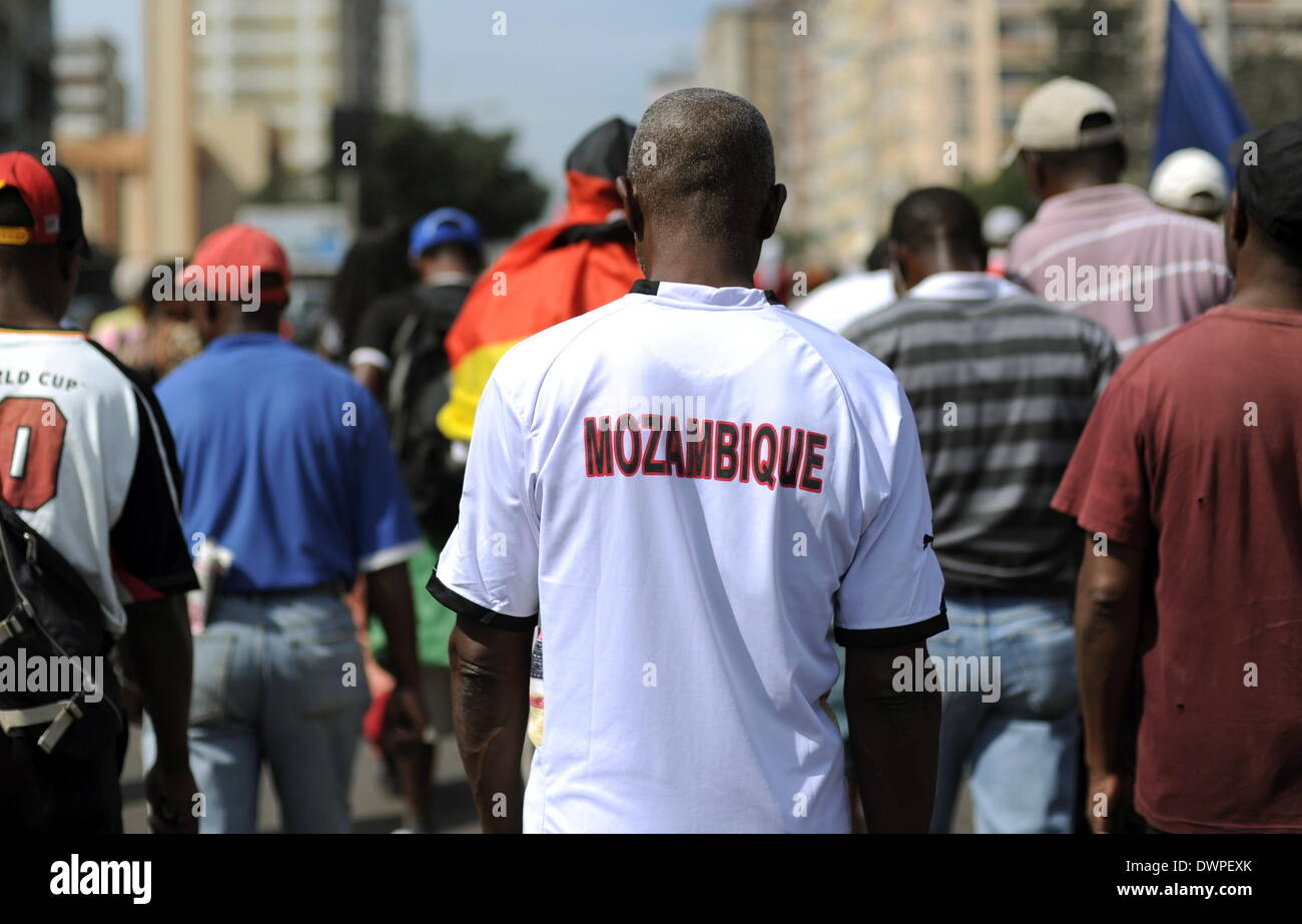 Die so genannte "Madgermanes" (verrückten deutschen) zeigen in Maputo, Mosambik, 14. August 2013. Die ehemaligen Gastarbeiter in der DDR haben in der Hauptstadt von Mosambik jeden Mittwoch um 11:00 seit den letzten 20 Jahren protestieren. Nach Mosambik 1975 unabhängig wurde, arbeitete Zehntausende Thousdands Menschen in der DDR. Sie erhalten 40 Prozent des Lohnes auf einmal, während 60 Prozent ging der Staat Mosambik zu tilgen Schulden mit dem Versprechen, die das Geld für die Arbeitnehmer bei ihrer Rückkehr bezahlt werden würde. Die Madgermanes warten immer noch auf ihre 60 Prozent. Foto: Britta Peders Stockfoto