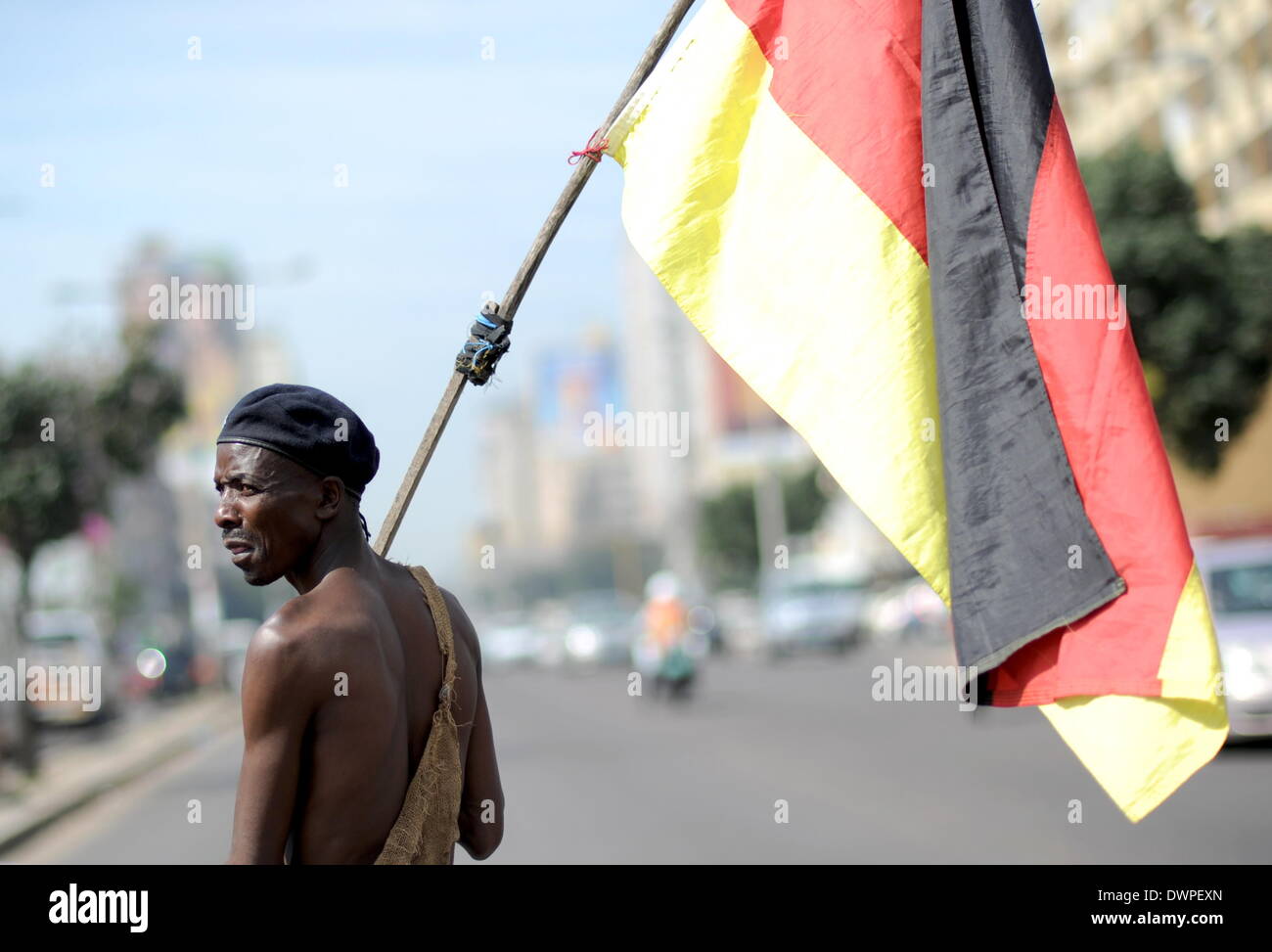 Die so genannte "Madgermanes" (verrückten deutschen) zeigen in Maputo, Mosambik, 14. August 2013. Die ehemaligen Gastarbeiter in der DDR haben in der Hauptstadt von Mosambik jeden Mittwoch um 11:00 seit den letzten 20 Jahren protestieren. Nach Mosambik 1975 unabhängig wurde, arbeitete Zehntausende Thousdands Menschen in der DDR. Sie erhalten 40 Prozent des Lohnes auf einmal, während 60 Prozent ging der Staat Mosambik zu tilgen Schulden mit dem Versprechen, die das Geld für die Arbeitnehmer bei ihrer Rückkehr bezahlt werden würde. Die Madgermanes warten immer noch auf ihre 60 Prozent. Foto: Britta Peders Stockfoto