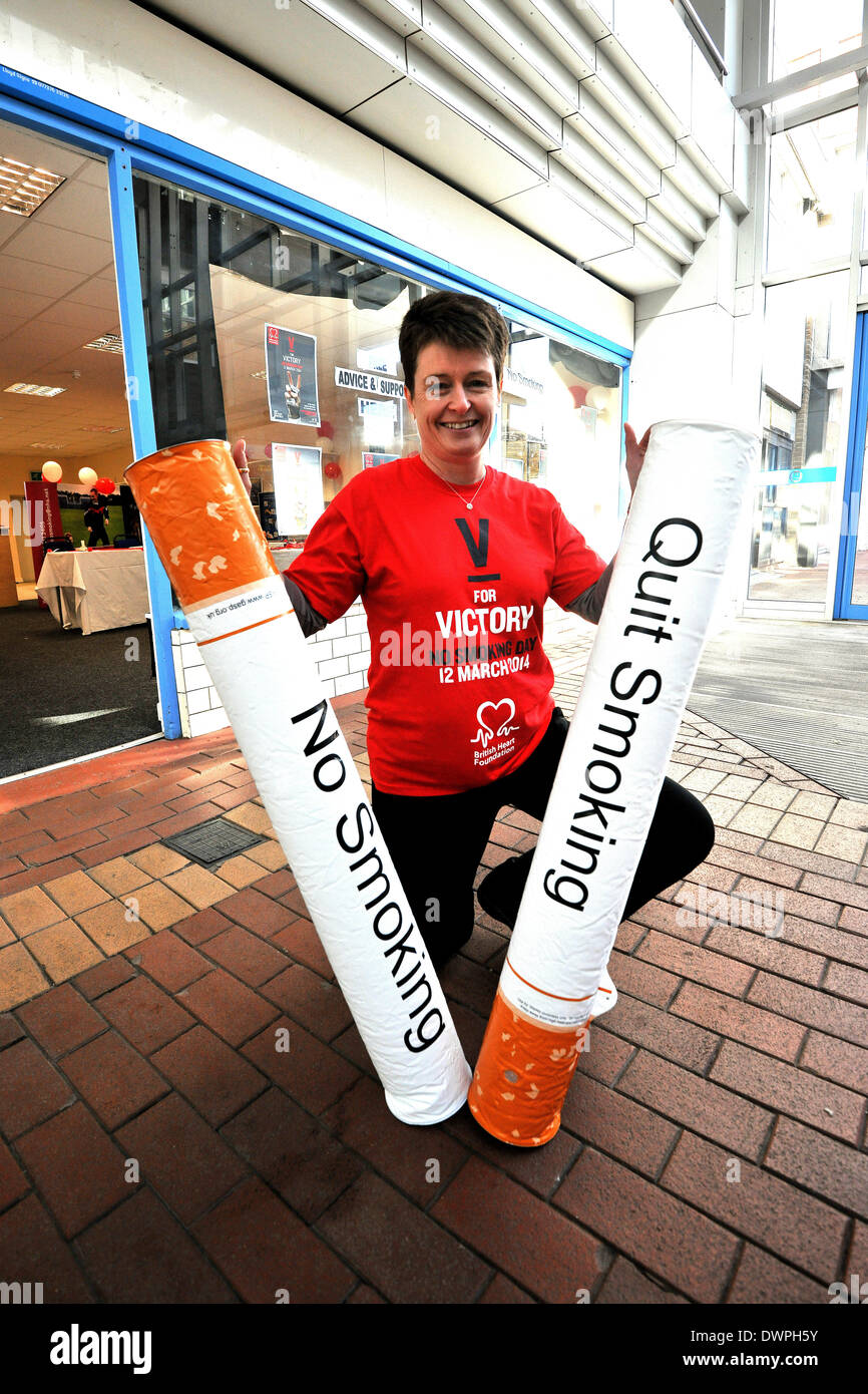 Peterlee, Co Durham, Großbritannien. 12. März 2014. Anne Pluse Nichtraucher Berater von Grafschaft Durham breitet sich das diesjährige No Smoking Day Nachricht, hat ein "V for Victory" Thema und Hunderte von Tausenden von Rauchern den Kampf gegen Zigaretten gewinnen inspirieren soll. Die Kampagne hilft Rauchern auf dem Weg zum Sieg, Information, Unterstützung und Ermutigung, um einen persönlichen Kampf Plan zusammengestellt, damit sie in die bestmögliche Position zu einem erfolgreichen beenden Versuch am Tag sind. Bildnachweis: Alan Sill/Alamy Live News Stockfoto