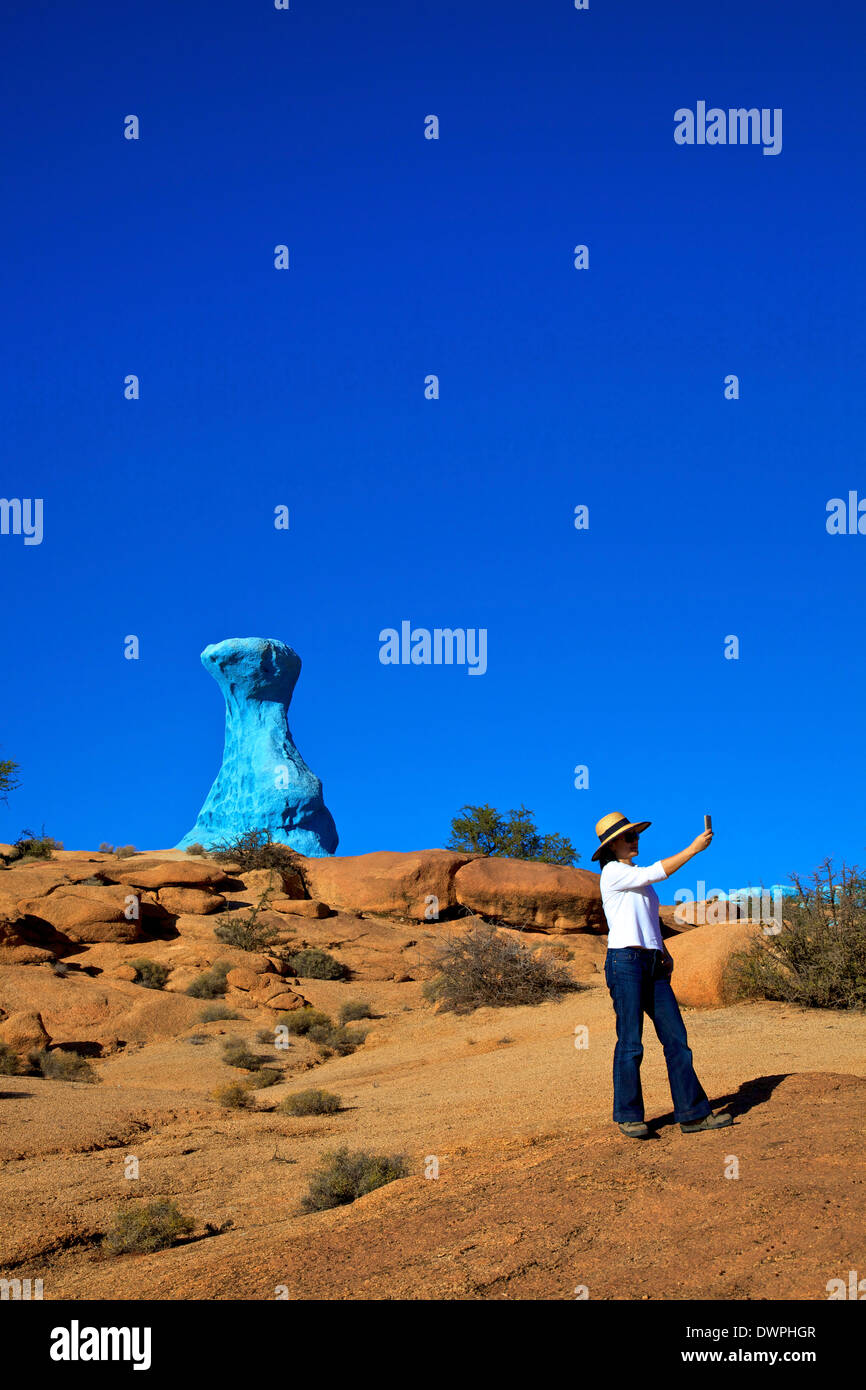 Touristen nehmen Selfie mit bemalten Steinen von belgischen Künstlers Jean Verame, Tafraoute, Marokko, Nordafrika Stockfoto