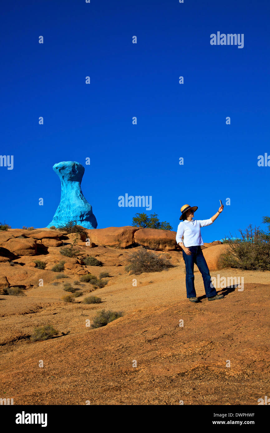 Touristen nehmen Selfie mit bemalten Steinen von belgischen Künstlers Jean Verame, Tafraoute, Marokko, Nordafrika Stockfoto