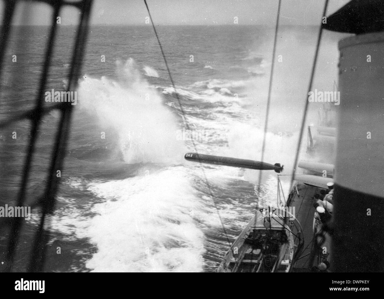Ein Zerstörer der Royal Navy WW11 feuert einen torpedo Stockfoto