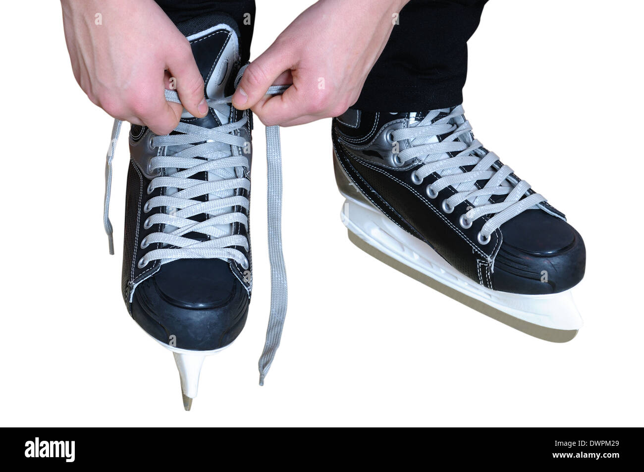 Schnürsenkel binden auf schwarzen Eishockeyschlittschuhe. Isoliert auf weiss Stockfoto