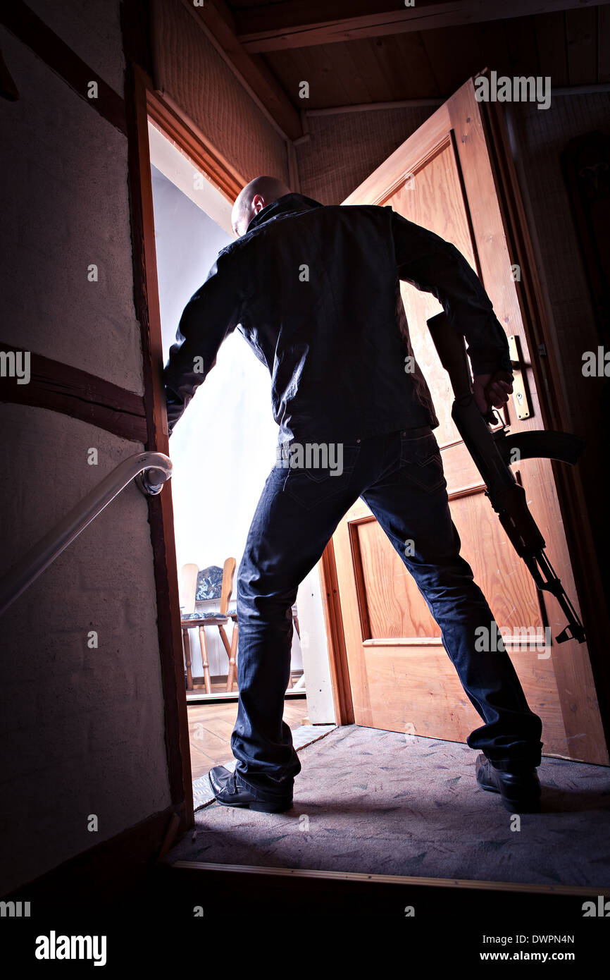 maskierte Kämpfer mit einer Maschinenpistole Kalaschnikow Stockfoto