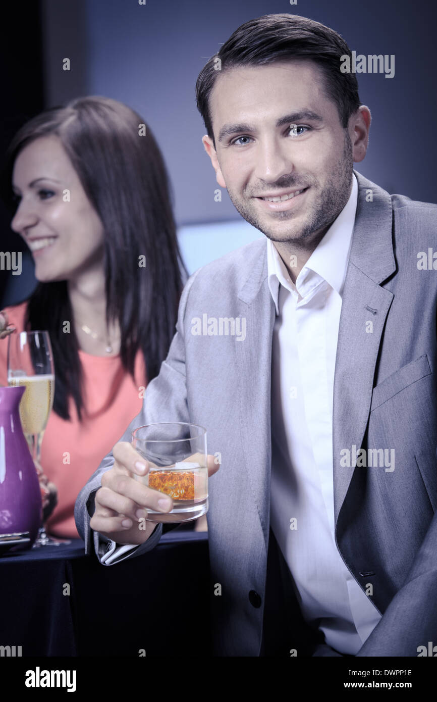 junger Mann am Tisch in einem restaurant Stockfoto