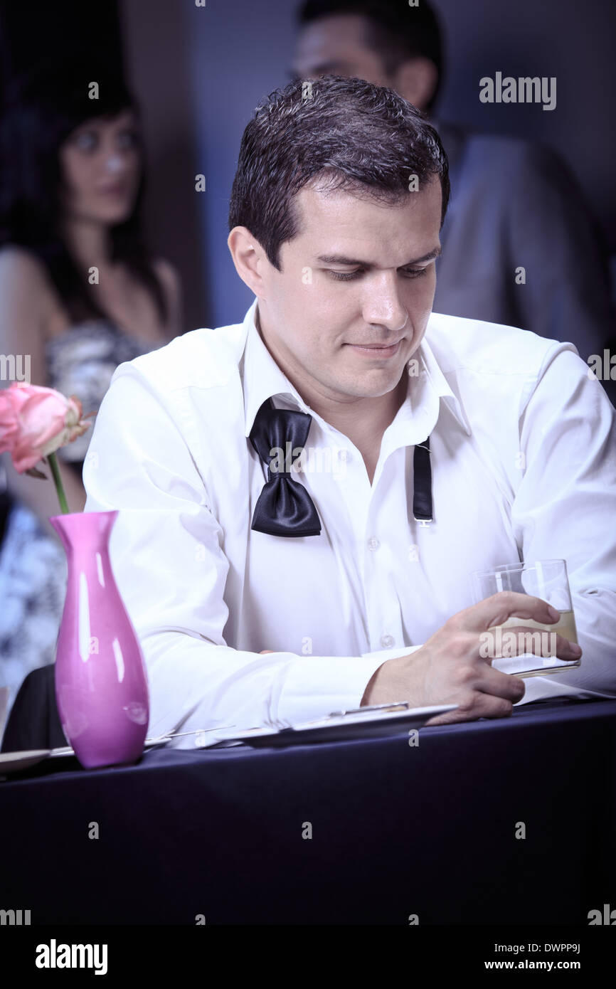 junger Mann am Tisch in einem restaurant Stockfoto