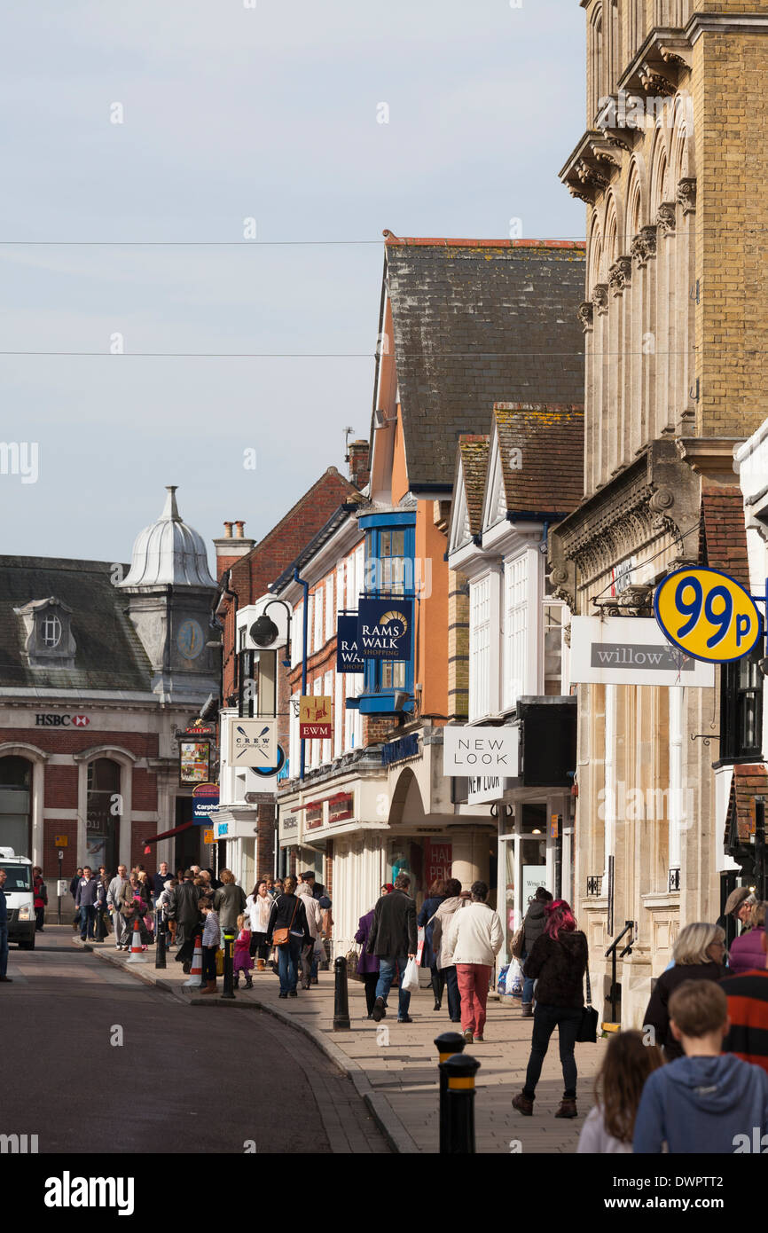 Petersfield High Street im Zentrum Stadt. Stockfoto