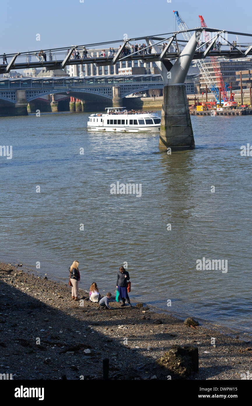 Täglichen Aktivitäten am Südufer von Thames River, London, England, Vereinigtes Königreich. Stockfoto