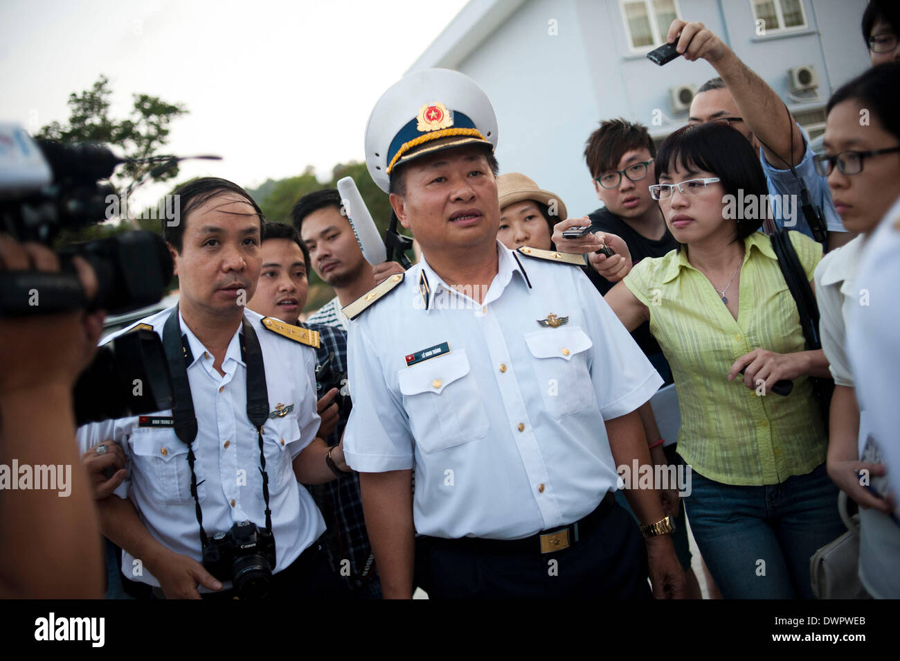 Phu Quoc Island. 12. März 2014. Vietnamesische Marine Deputy Commander Le Minh Thanh (C) hinterlässt nach der Pressekonferenz in Phu Quoc Insel am 12. März 2014. Darauf sagte Vietnam hatte seine Luft-Suche nach vermissten Flug MH370 Mittwoch ausgesetzt. Bildnachweis: Lui Siu Wai/Xinhua/Alamy Live-Nachrichten Stockfoto