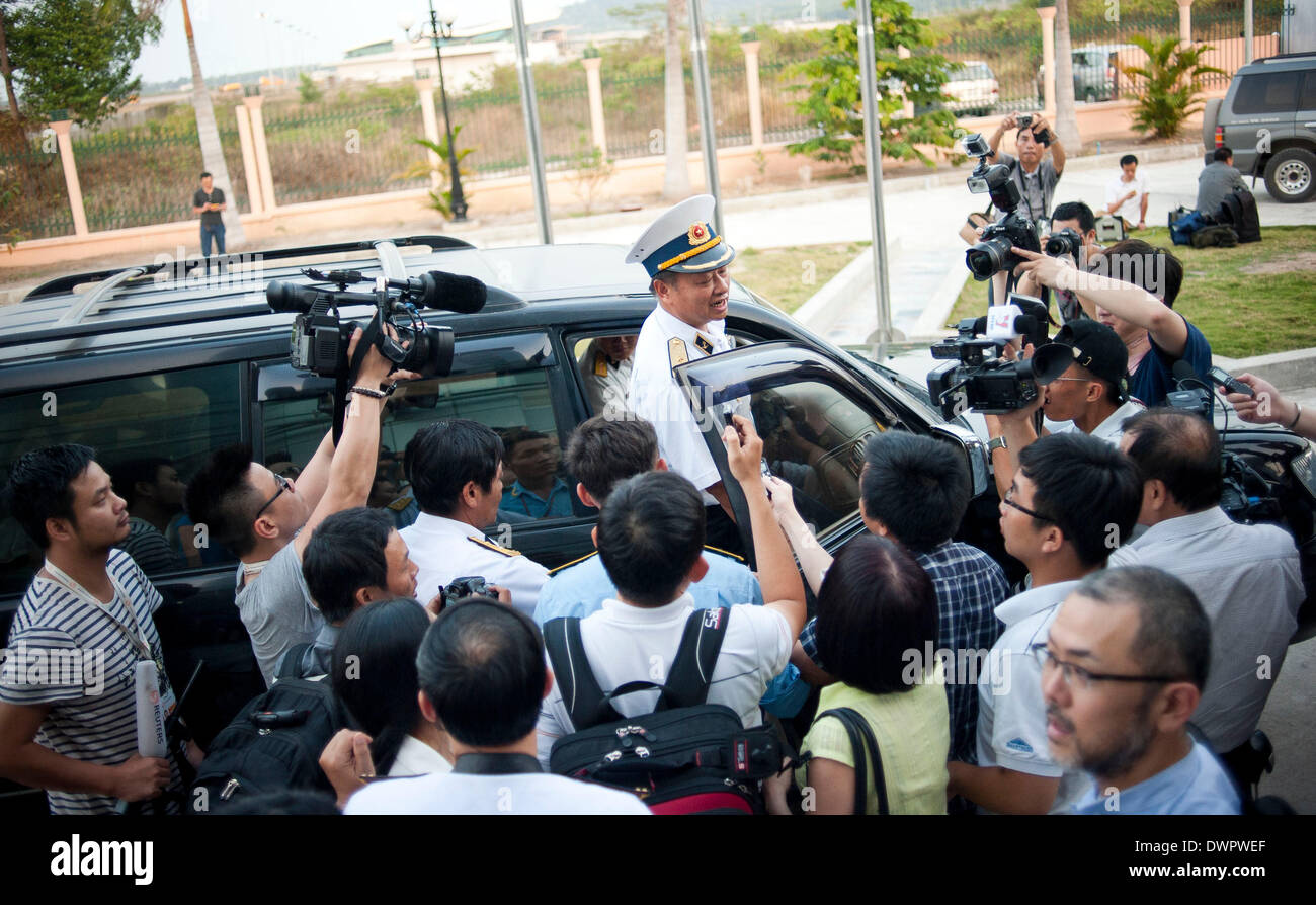 Phu Quoc Island. 12. März 2014. Vietnamesische Marine Deputy Commander Le Minh Thanh (C) hinterlässt nach der Pressekonferenz in Phu Quoc Insel am 12. März 2014. Darauf sagte Vietnam hatte seine Luft-Suche nach vermissten Flug MH370 Mittwoch ausgesetzt. Bildnachweis: Lui Siu Wai/Xinhua/Alamy Live-Nachrichten Stockfoto