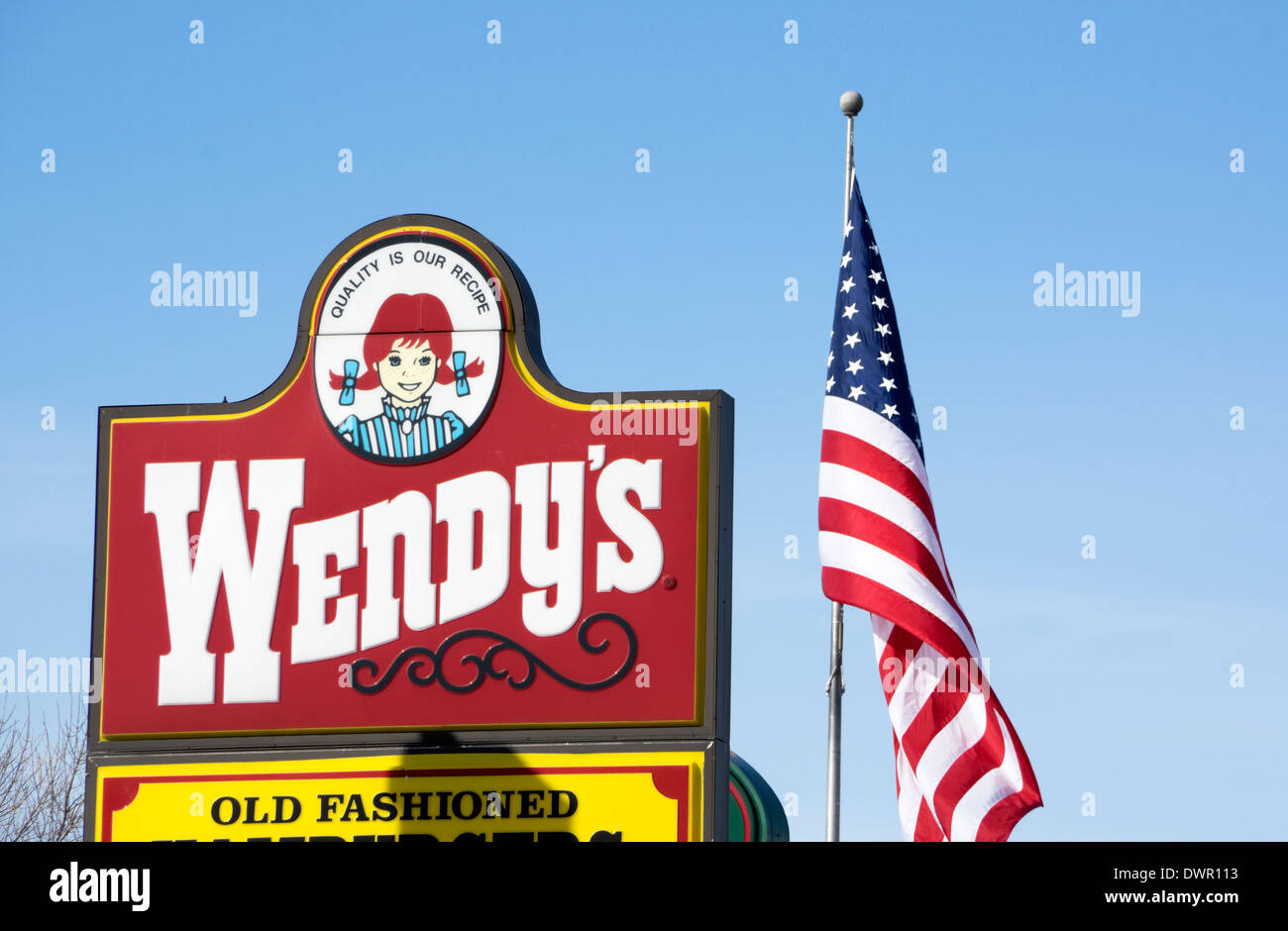 Wendys Restaurant Zeichen durch amerikanische Flagge Stockfoto