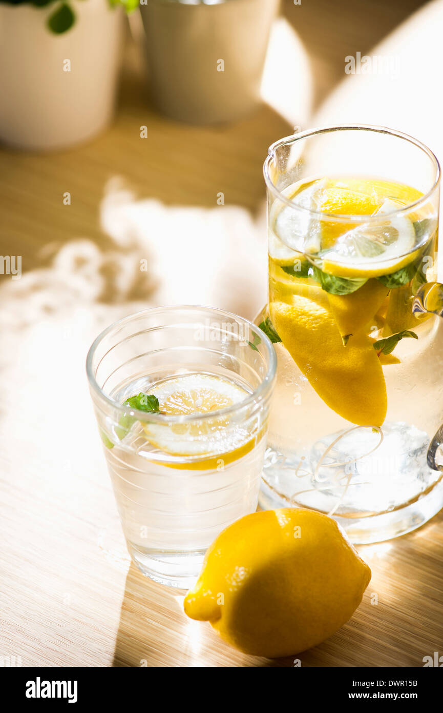 Wassertopf und Wasserglas mit Zitrone innen Stockfoto