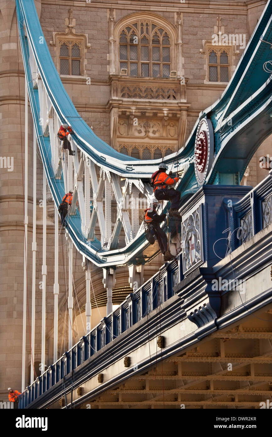 Wartungsarbeiten auf das Wahrzeichen der Tower Bridge in London im Vereinigten Königreich. Stockfoto